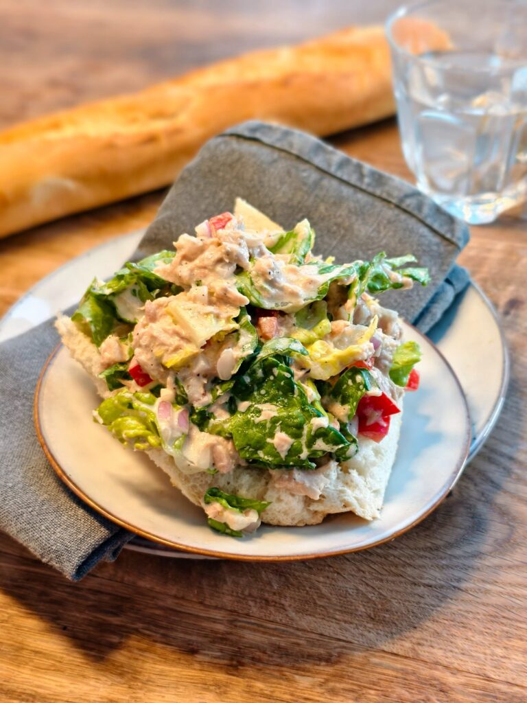 Thunfisch-Salat auf einem Teller